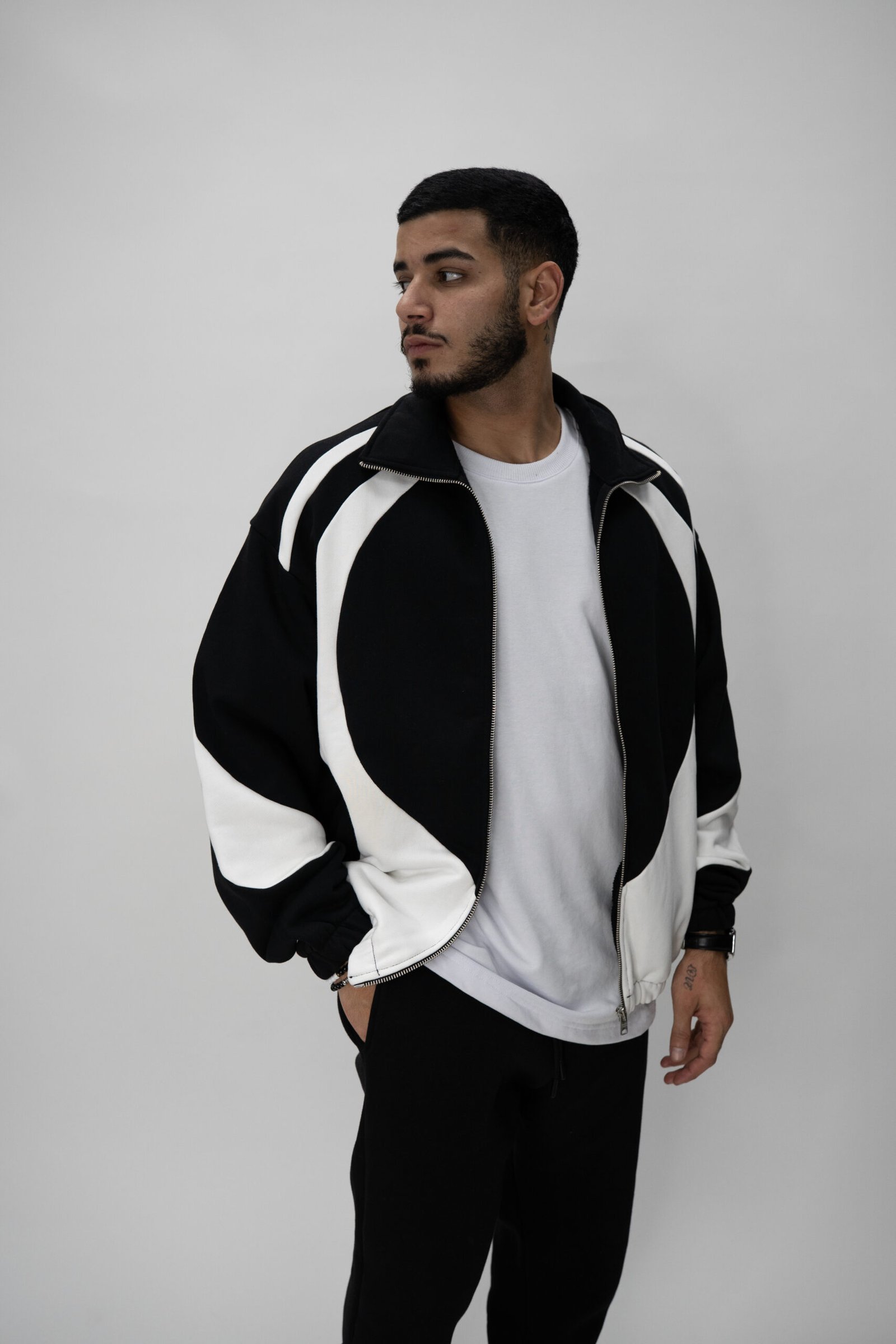 סווצ'רט שחור לבן